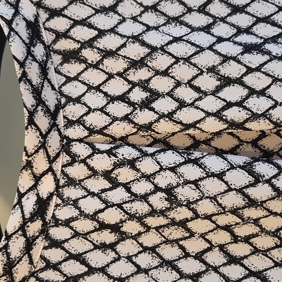 Maunce top.Sleeveless black and white.  Medium. - Picture 11 of 16